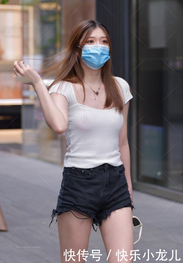 白色针织衫搭配黑色毛边裤，简约活泼，日常休闲