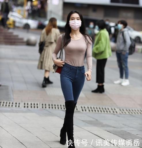 过膝长靴|秋季的时尚穿搭，紧身上衣配过膝长靴，轻松“秀身材”