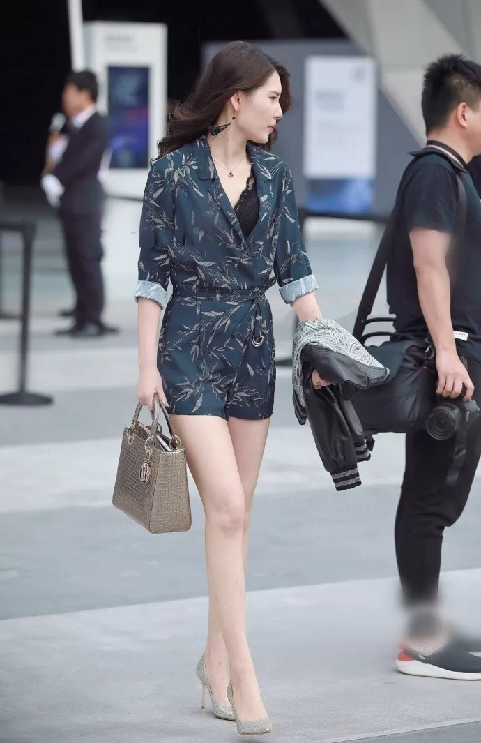 下半身|女生搭配高跟鞋，穿出青春独有的姿态