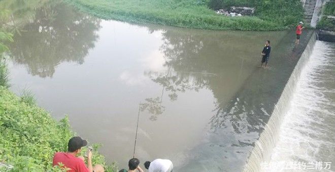 为了制止他人蹭钓,一脚把人踢入水中!落水者:年轻人不讲武德