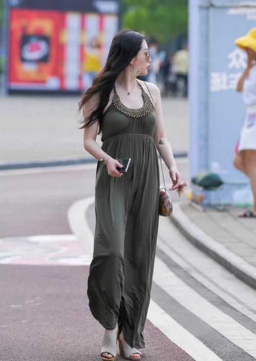选择无袖挂脖长裙，优雅慵懒的感觉一穿就有，气质女生都喜欢