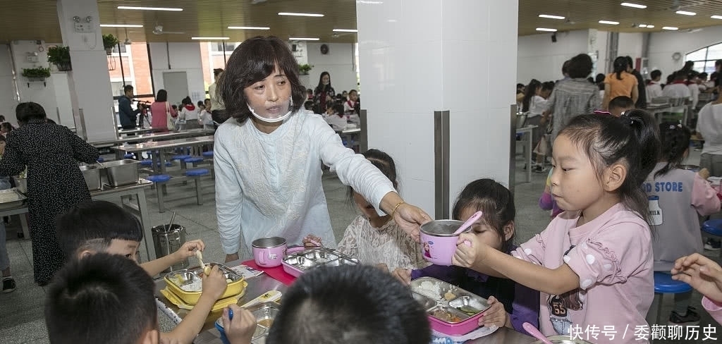 小学食堂实行食材集中配送，孩子们吃得开心，家长们也放心