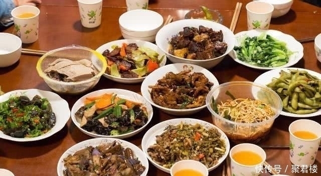 老家来亲戚,弟弟一家请吃饭,弟媳做了11个菜,大伙吃了一锅饭