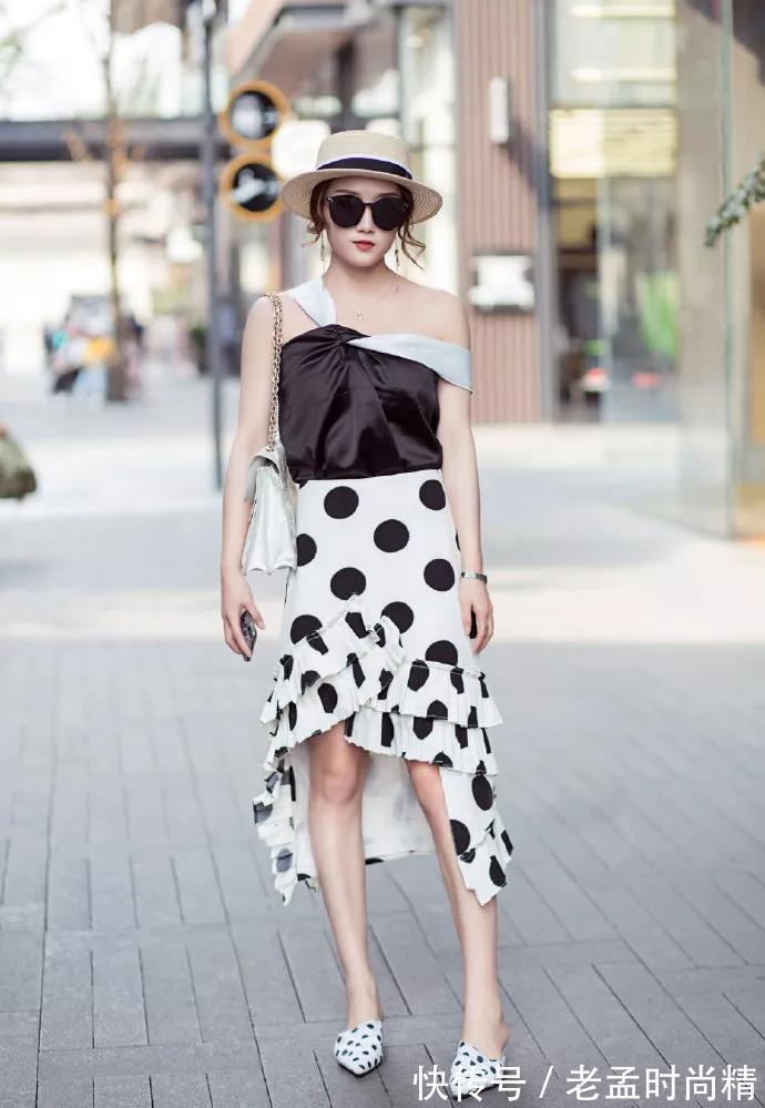 心头好|街拍美女:美女脚上穿着一双粉红色的尖头高跟鞋,让她显得年轻又有魅力