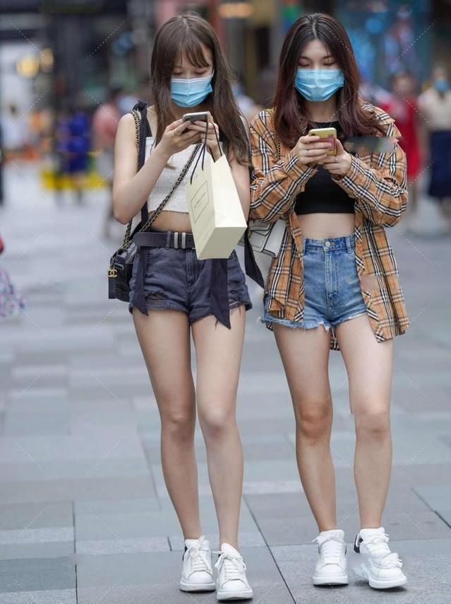 方格衬衣的多种穿搭方式，既可以单穿，又可以做上衣，简约时尚