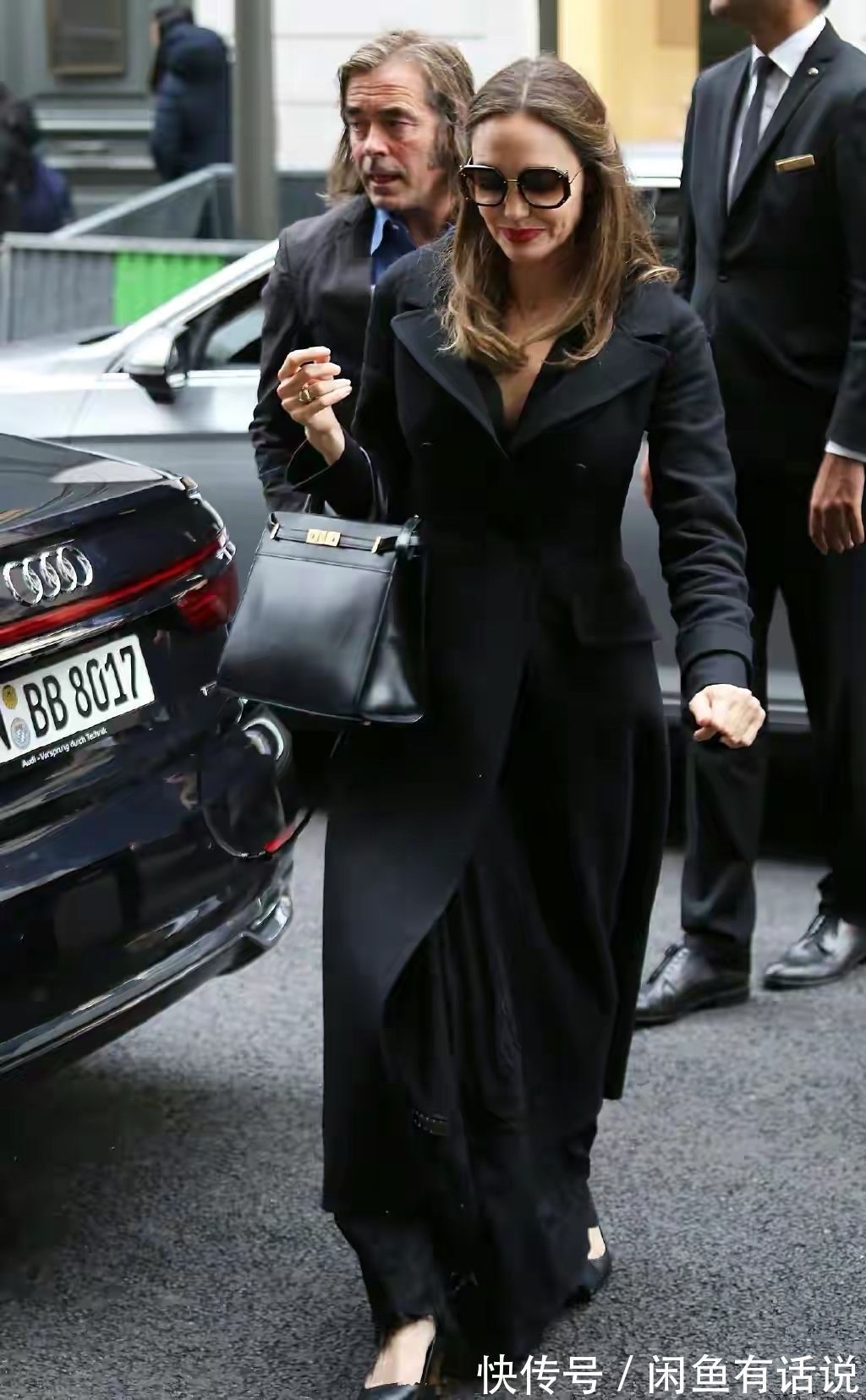 穿搭|朱莉又穿黑大衣走机场,配短靴气场真强,身旁女儿被衬得像小助理