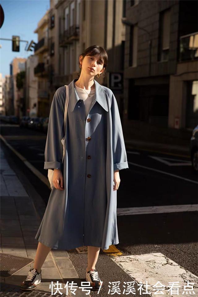 今年流行的“雾霾蓝”风衣,配上这5种“内搭”,洋气显瘦又高级