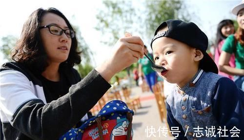 饭菜|孩子不好好吃饭,家长追着喂饭,对孩子的影响超出你的想象