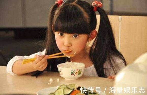 医生|4岁女孩“喝水”进了医院,医生3个时间段别给娃喝水,易积食