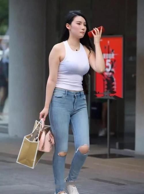 紧身牛仔裤 女生为什么喜欢穿紧身牛仔裤?微胖也能穿出美,实在太性感