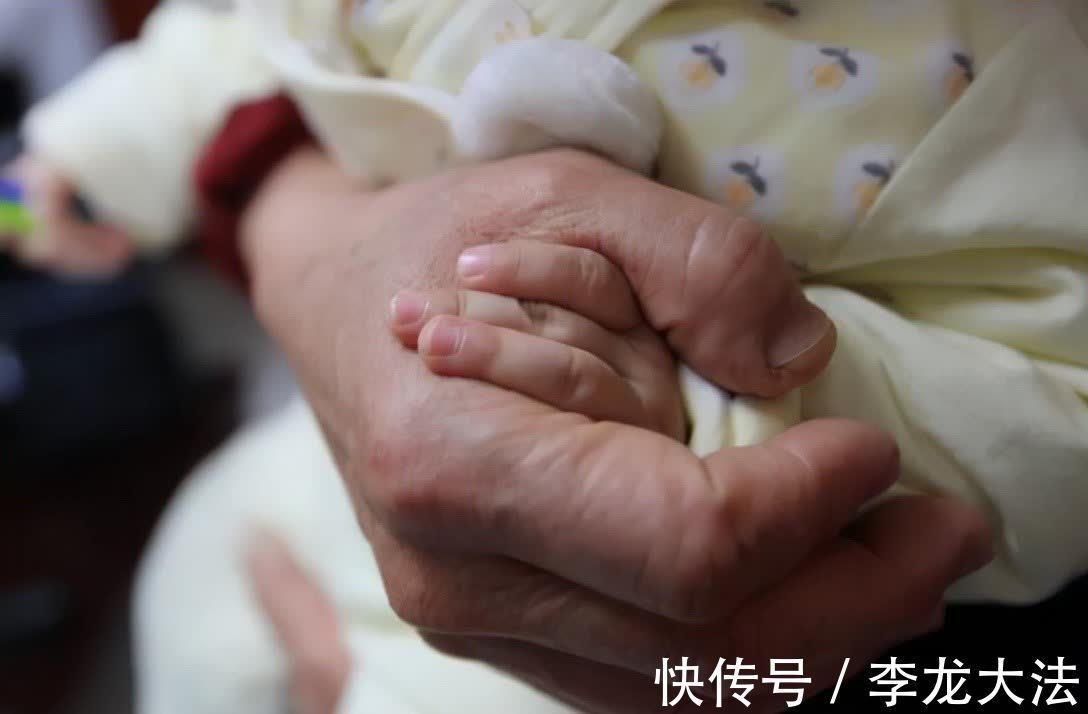 天赐|山东67岁老妇怀孕,儿女表示要断绝关系,2年后,老妇带娃直播