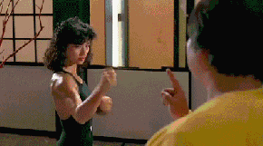 |搞笑美女GIF:床头上挂茄子,是打算晚上吃宵夜么?