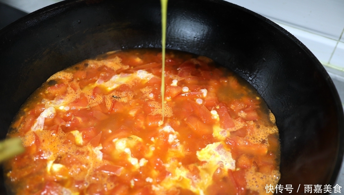  剩油条新做法，入锅搅一搅，喷香扑鼻开胃，老公儿子都说没吃够