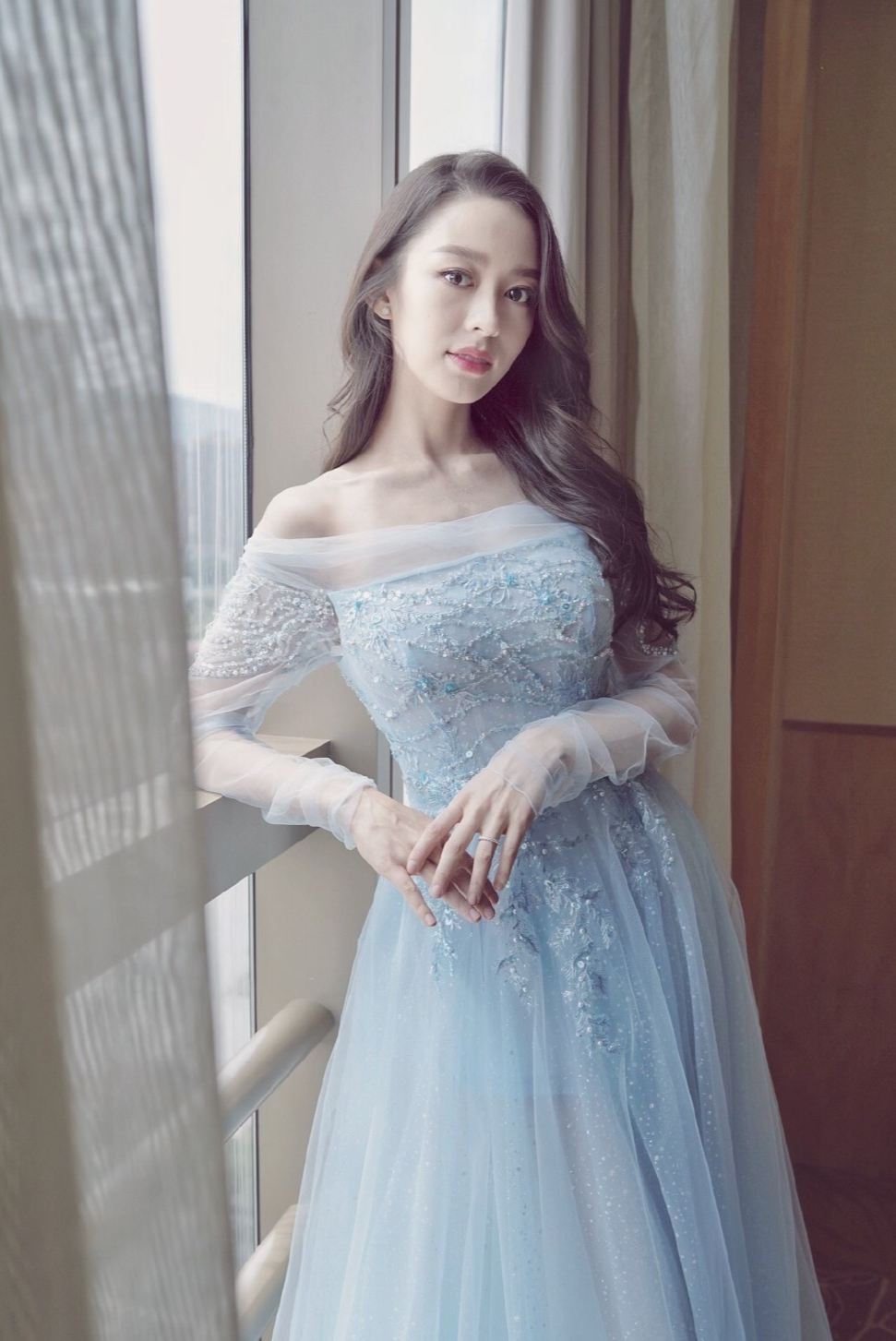 穿搭|吉娜身材绝了,生完娃后身材没变样,吊带配透视修身衣精致又时髦