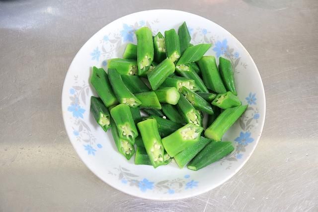 凉拌|秋葵别老凉拌了,和这2种菜同炒倍儿下饭,脆嫩鲜香有滋味