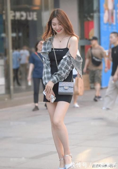 穿搭|女士在穿搭中会有什么奇思妙想？吊带裙搭配衬衣，非常新颖洒脱