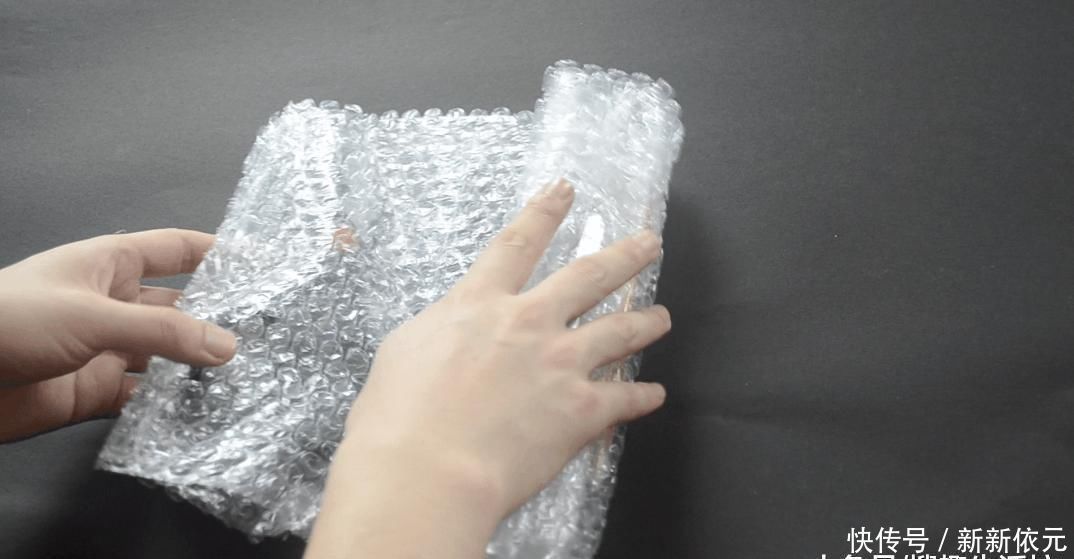 快递箱里的气泡垫别扔了, 没想到它作用这么大, 家家户户用的到