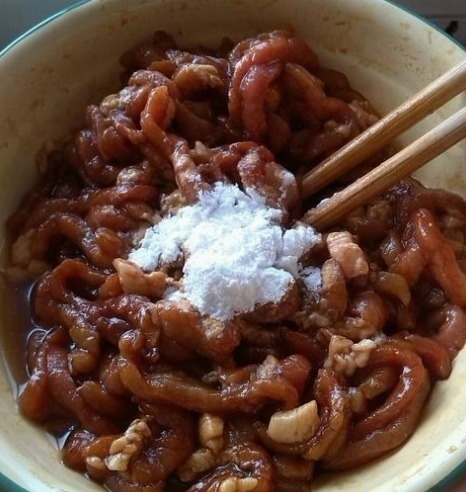 不管炒什么肉,直接用淀粉腌就错了,教你一招,肉质滑嫩不粘锅!