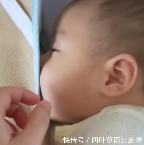 宝宝|宝妈看见小宝宝在偷吃东西,觉得非常好奇,掀开被子哈哈大笑