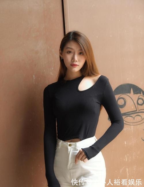 现实生活 黑白穿搭小姐姐,虽然打扮很简约,但展现出来的小性感让人很心动