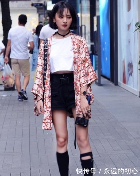 街拍|街拍:小姐姐穿着红色风衣外套头发盘在脑后气质成熟又靓丽