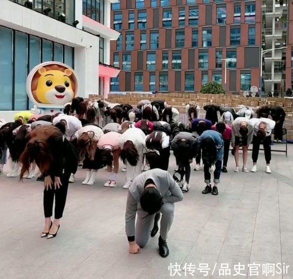 松鼠|辛巴带货三只松鼠，百万网友公屏质疑，辛巴：不想买滚出直播间