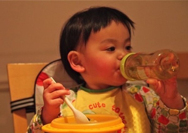 喝水|劝告宁可孩子渴着,3个时间也不要给娃喝水,容易积食不长个