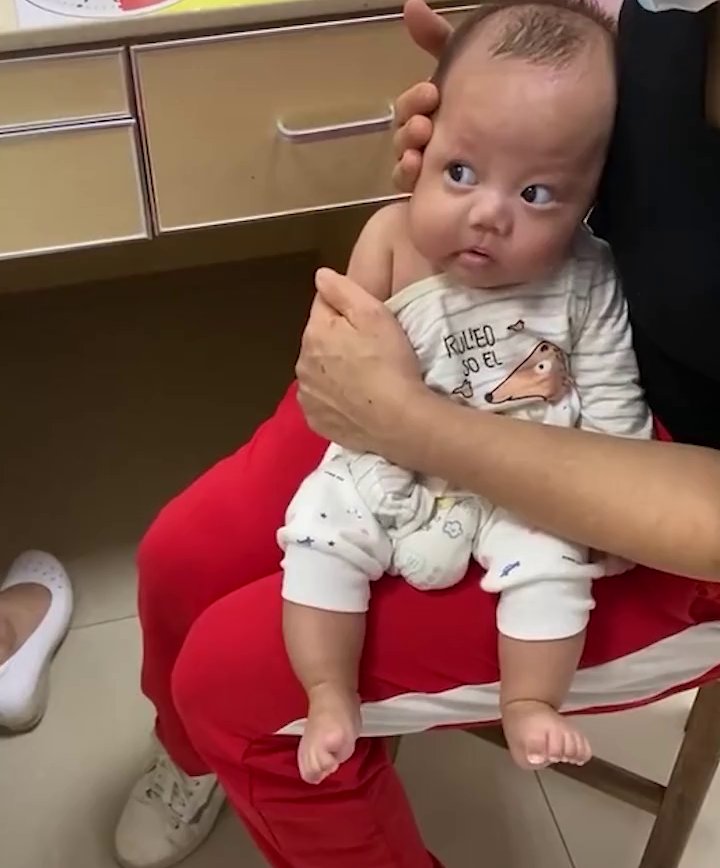 小脚丫|戏精上线！3个月萌娃打针秒变“表情包”，网友：小脚丫先紧张了