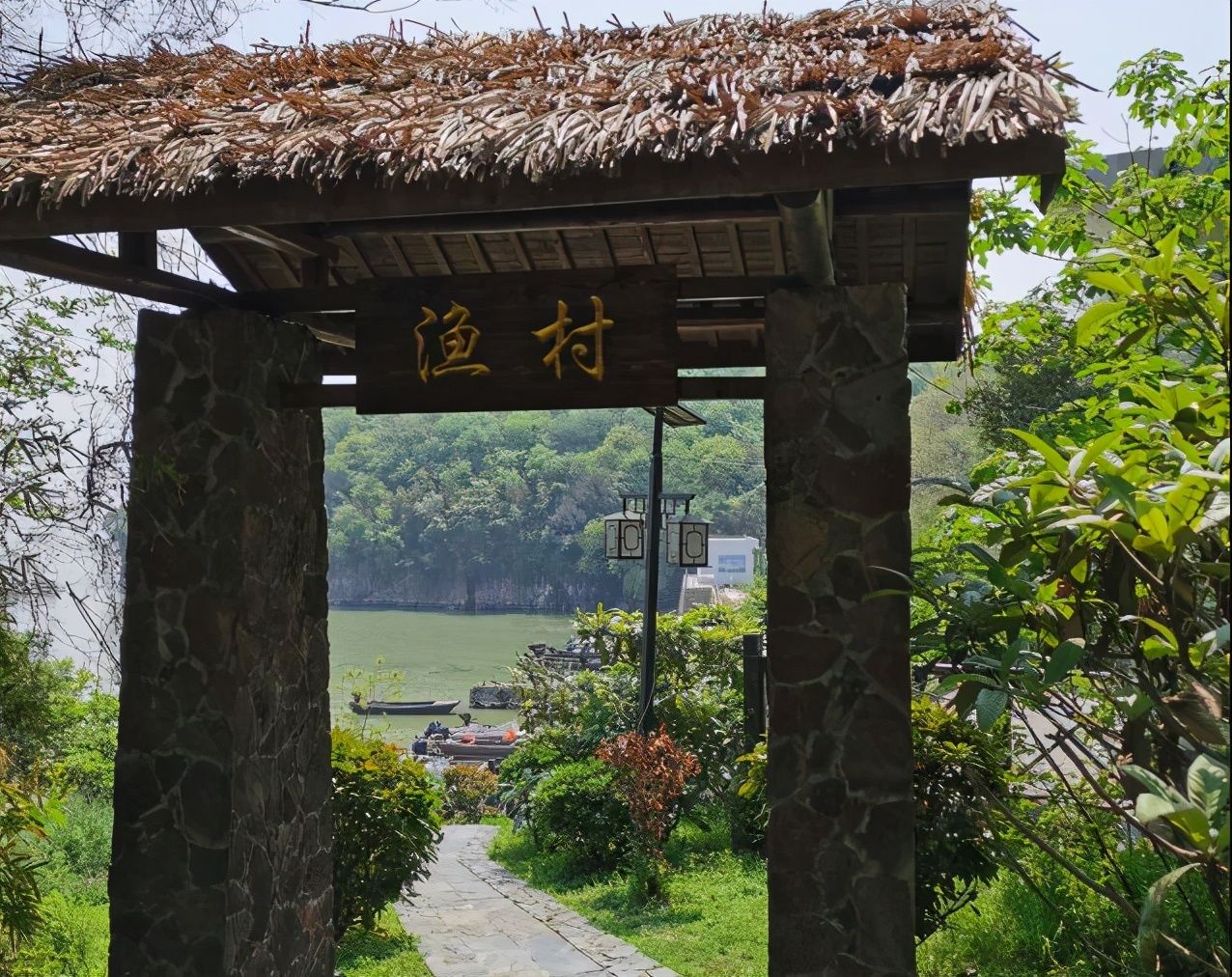 中年|合肥有个难得的湖上绿洲，登塔凭栏远眺，能见水天一色