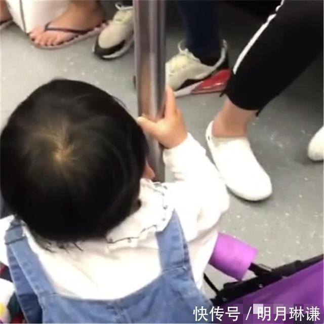 宝宝|地铁上,3岁宝宝盯着一个人看了20分钟,妈妈转头一看笑喷了