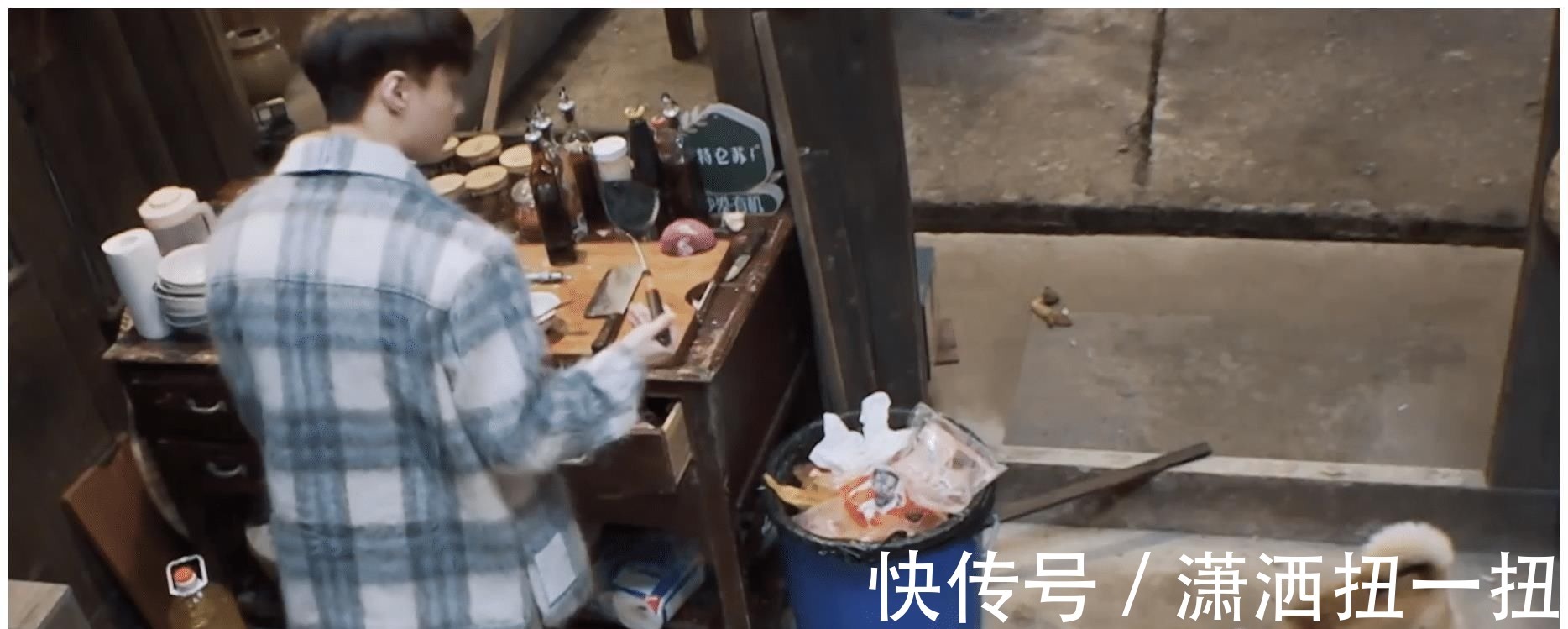 何老师|何炅从地上捡起小H叼的肉,打算洗洗煮了吃,张艺兴的做法好耿直