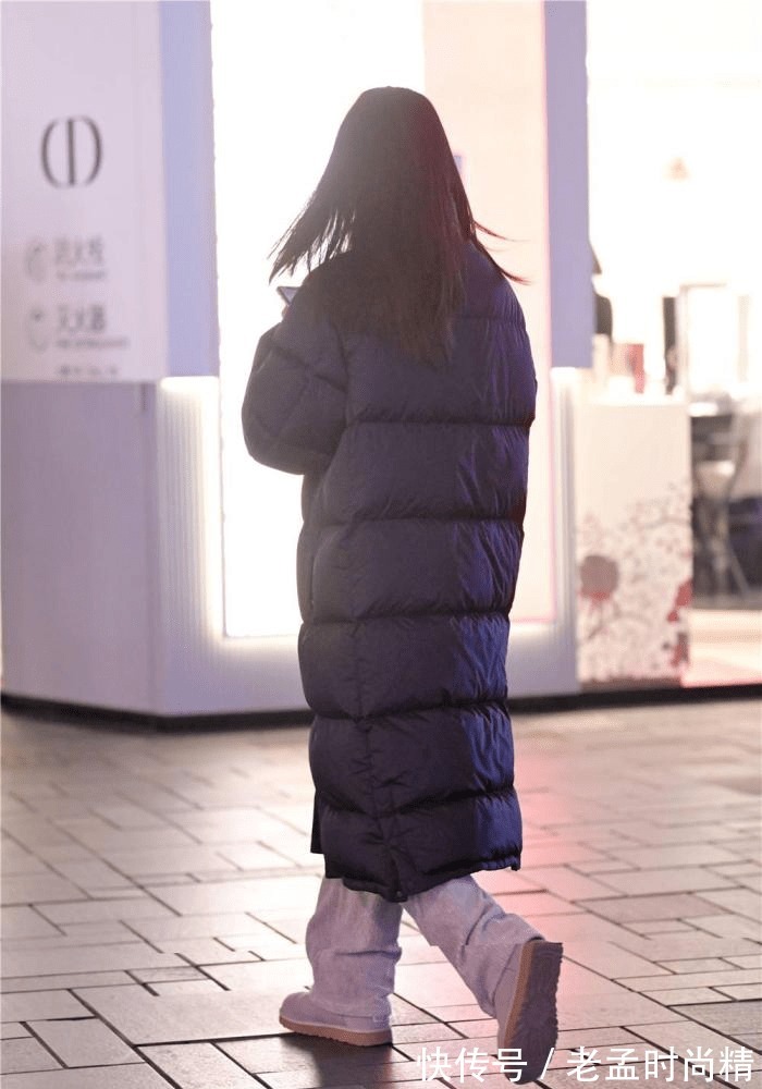 保暖|冬季要搭配羽绒服,长款风格搭配简单,还显得时尚大气