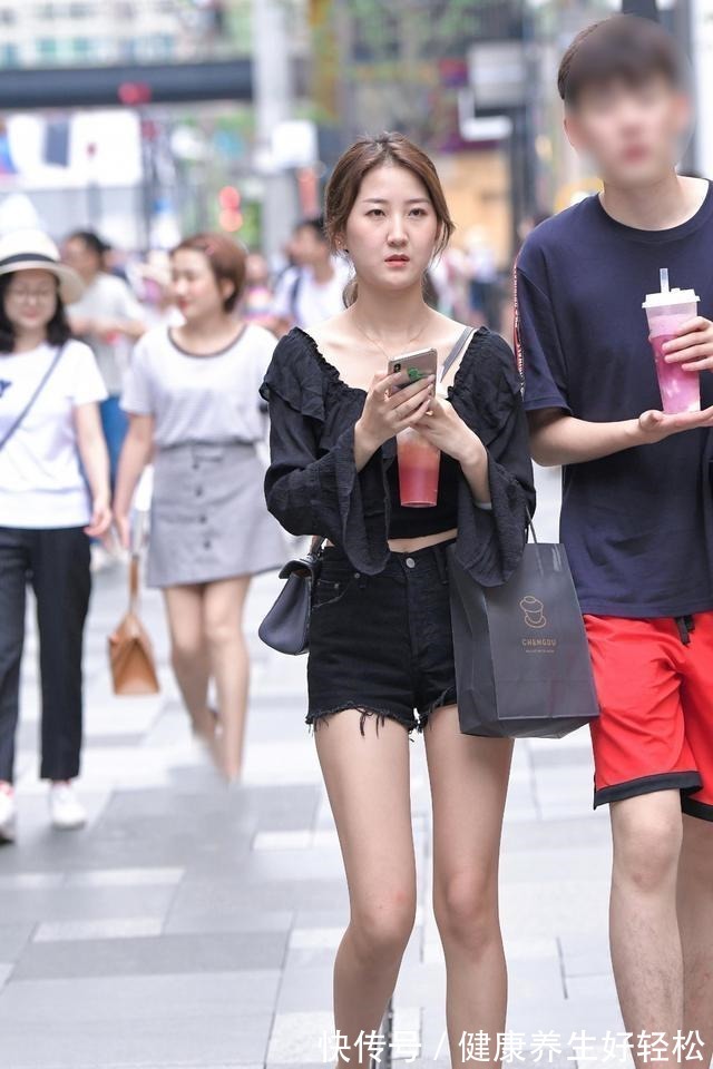 t恤 黑色短款上衣搭配蓝色阔腿打底裤，时尚端庄，贤良淑德气质无疑！