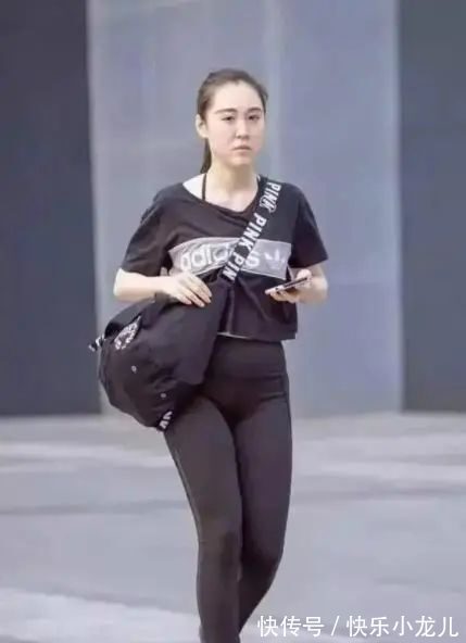 女人味 穿着打底裤尽显青春风采,展现个性酷帅风采