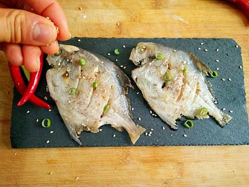 香煎小鲳鱼：别看这鱼不大点，但煎完的香味是真大