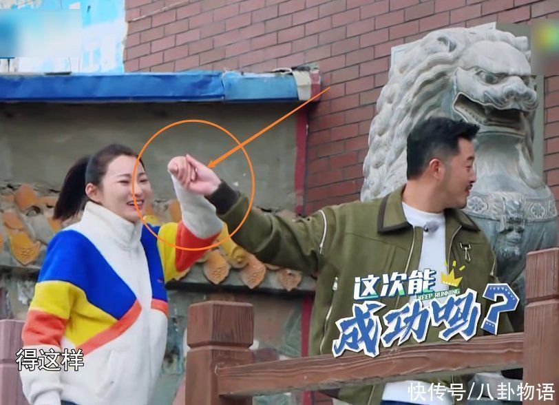 跑男做任务要与女生牵手,沙溢毫不避讳,蔡徐坤手部动作实力抢镜
