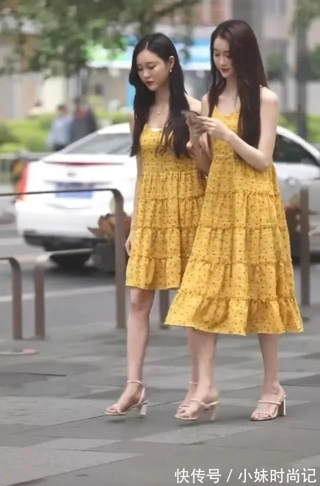 长裙 街拍: 一对漂亮姐妹花, 黄色长裙黄色短裙, 走在街上格外亮眼!