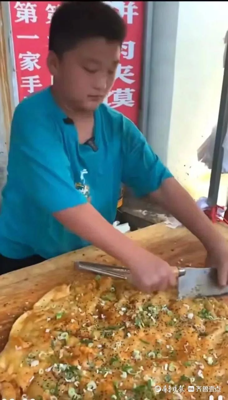 枣庄十一岁娃帮爸卖饼走红,乖巧懂事让人心疼插图 枣庄十一岁娃帮爸卖饼走红,乖巧懂事让人心疼插图