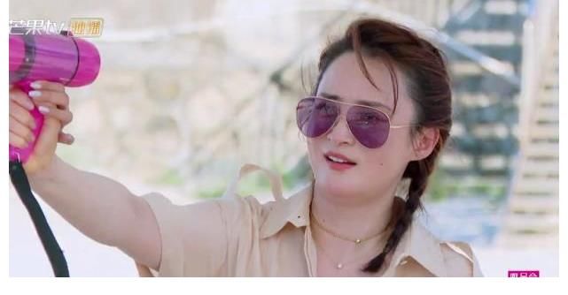 邹凯|妻子团沙滩玩游戏，蒋勤勤秦海璐长裙保守，吴宣仪露背吊带惹争议