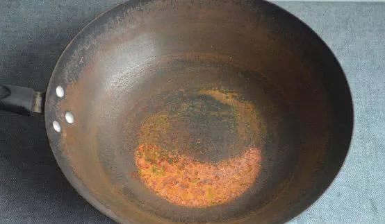 不管铁锅多锈多旧,倒些它们泡一泡,几分钟变新锅,学会一生受用