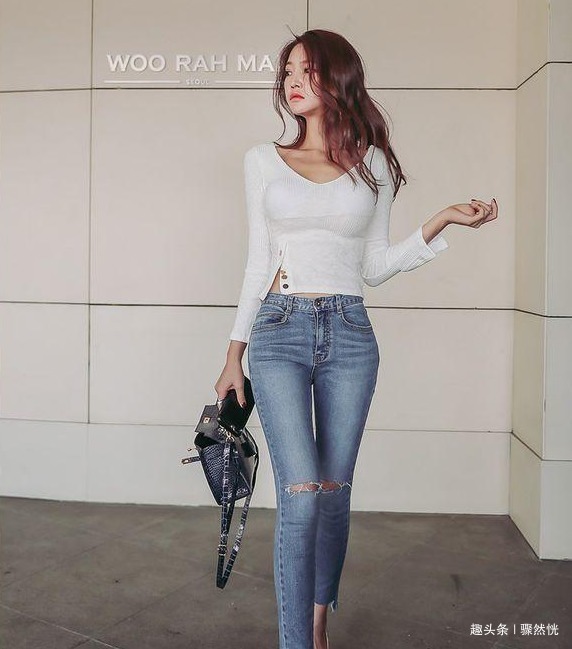 弹力|个性十足的“紧身牛仔裤”美女,苗条与曲线形成巨大反差!