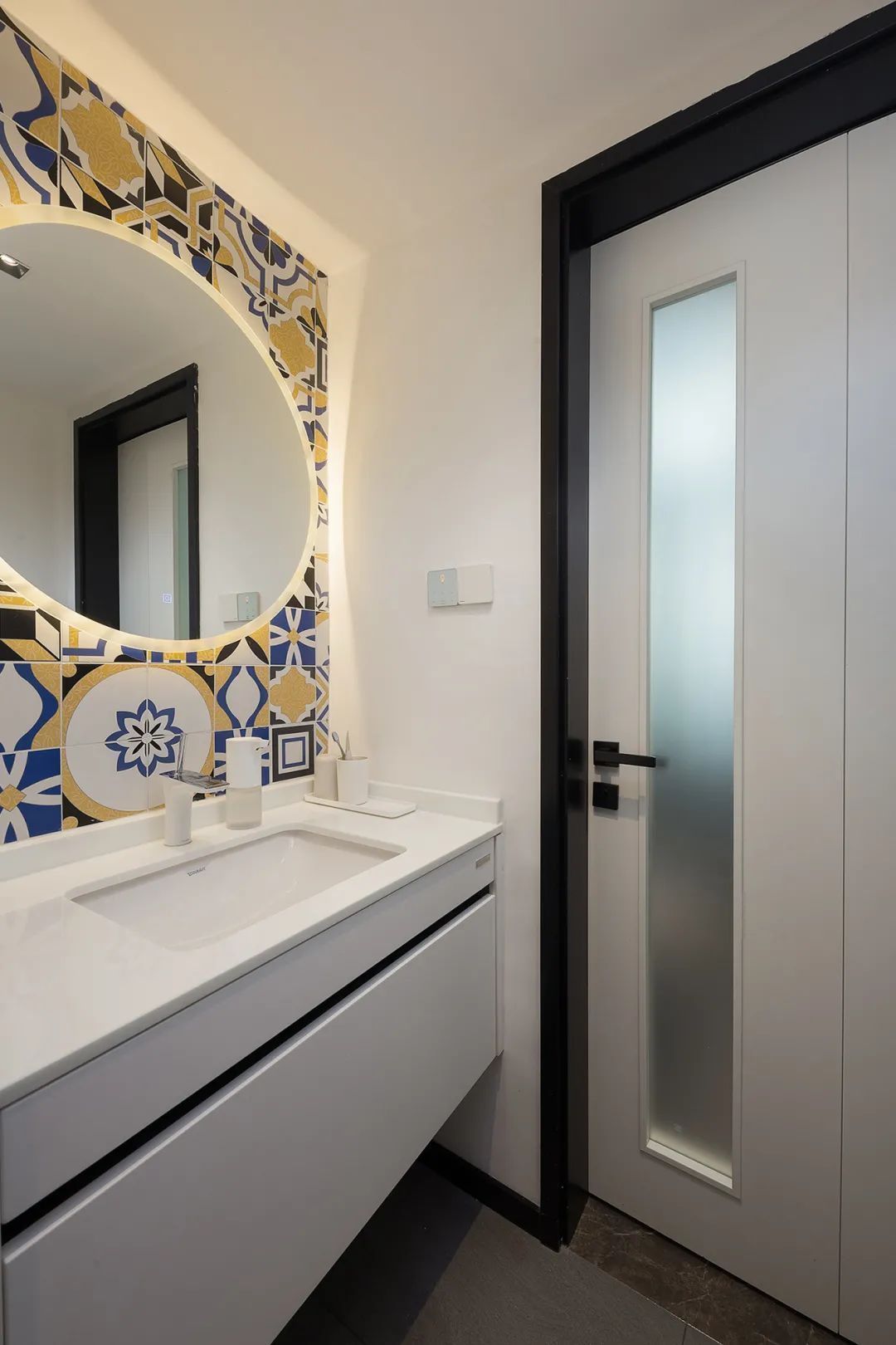 布置|125㎡现代黑白灰+木质感,简雅舒适无主灯,品质生活好自然