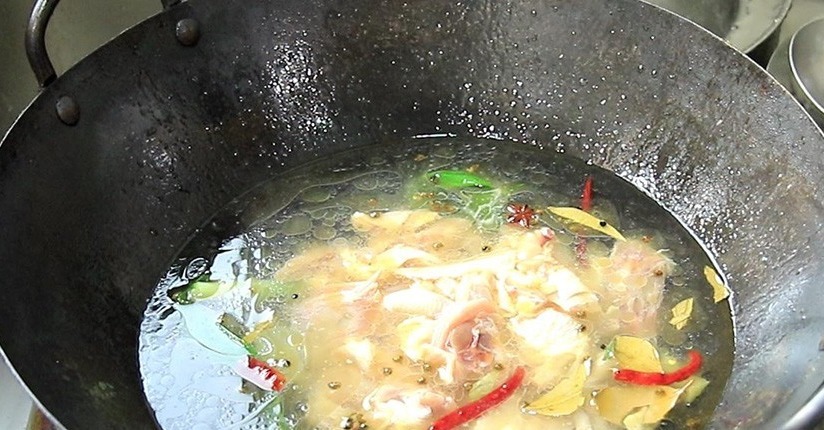 鸡肉鲜嫩有窍门,不要直接下锅炒,多加这一步,肉质滑嫩又酸辣