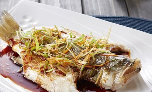 做清蒸鱼,需要放盐腌制吗?厨师长教你正确做法,鱼肉鲜美嫩滑