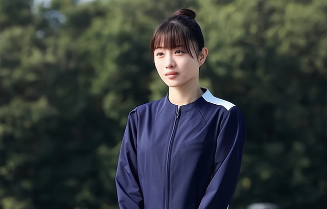 凤凰男不听妻子劝告,开50万车回趟老家,毁