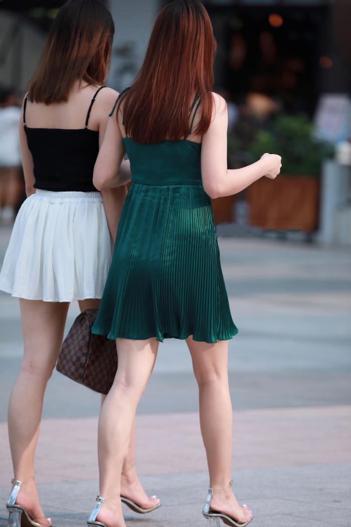 潇洒|街拍简约才高级,气质女生的短裙穿搭示范,秀出了优雅潇洒的外在美