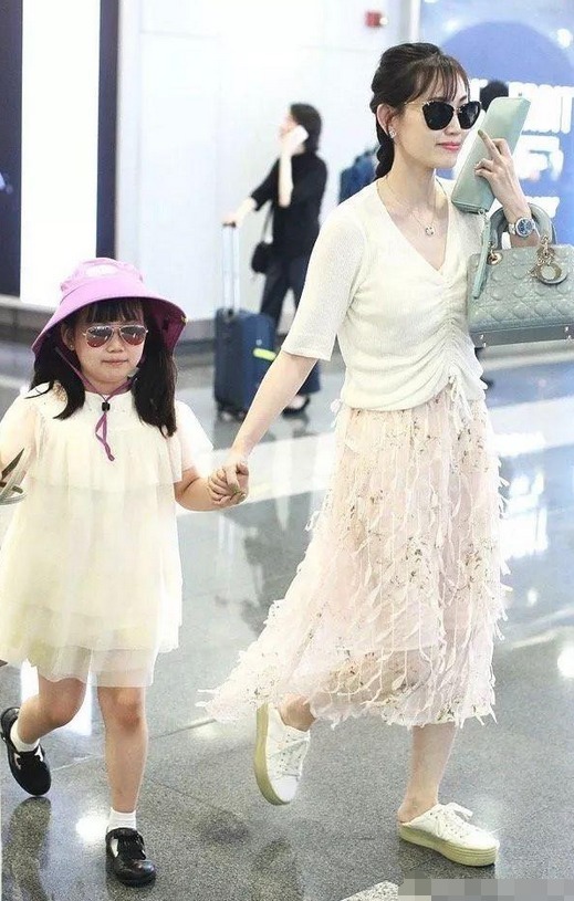 穿搭 马蓉落魄了走机场穷到涂不起口红,苍白脸色看着像50岁阿姨