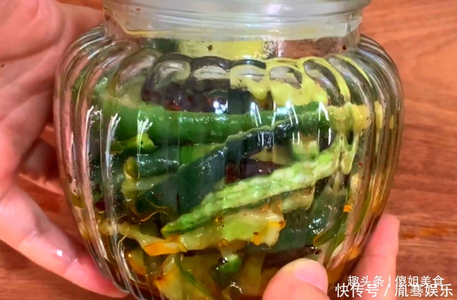 腌萝卜,万不可用白糖和米醋了,加它,萝卜鲜脆可口,放半年不坏