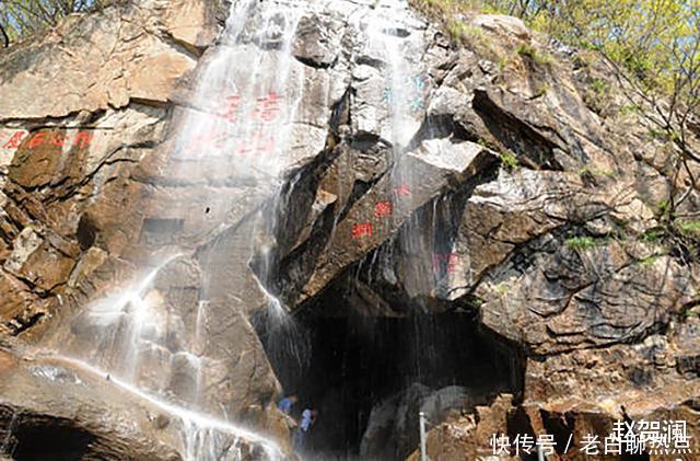 怪不得三界之中无人敢杀孙悟空,你看降生他的那块石头上刻了啥