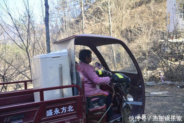 中年|山村百余口如今就剩5个人，隔沟相望的两户邻居，过成一家亲